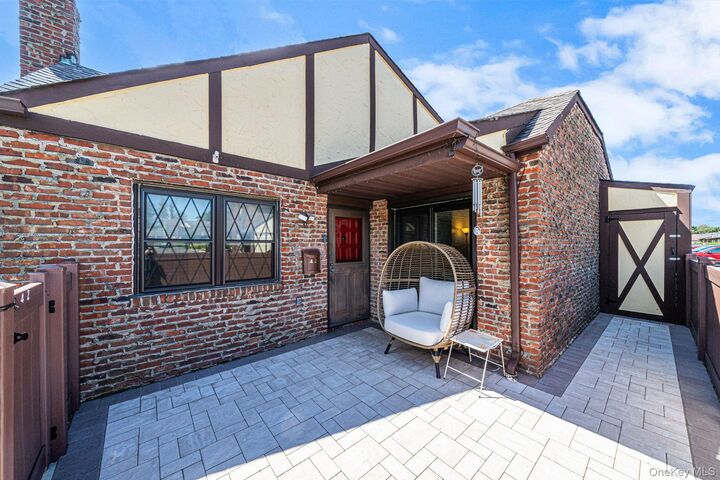 Property Photo:  42 Summerfield Court  NY 11729 