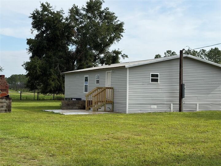 Property Photo: 13991 NE 10th Street FL 32696