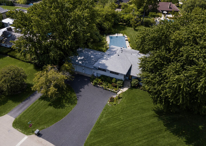 Property Photo: 2250 White Oak Drive IL 60062