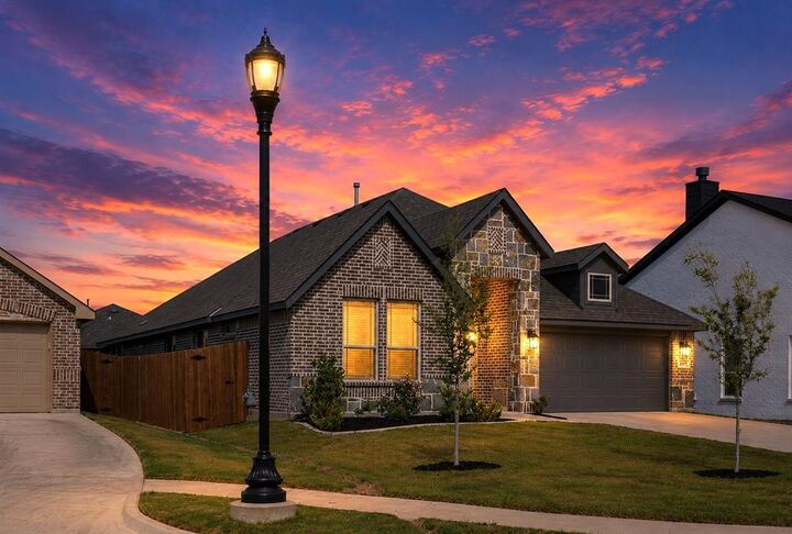 Property Photo: 609 Pawprint Hollow TX 76044