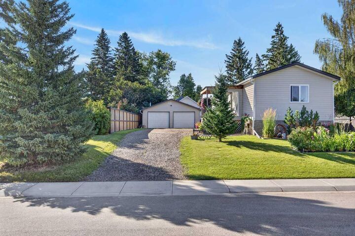 Property Photo:  1223 Downie Street  AB T0M 0N0 