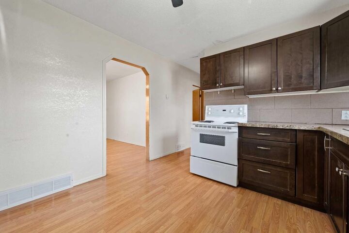 Property Photo:  321 3 Avenue E  AB T0K 0G0 