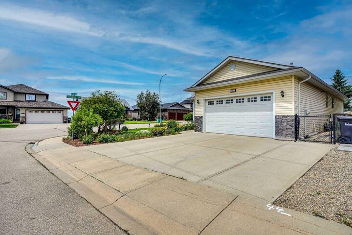 Property Photo: 144 Hillcrest Cape AB T1P 0A4