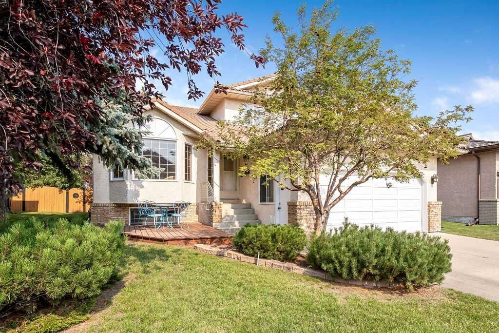 Property Photo: 208 Hawkview Manor Place NW AB T3G 2Z6