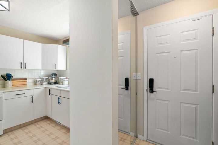 Property Photo:  219 90 Avenue SE 27  AB T2J 0A3 