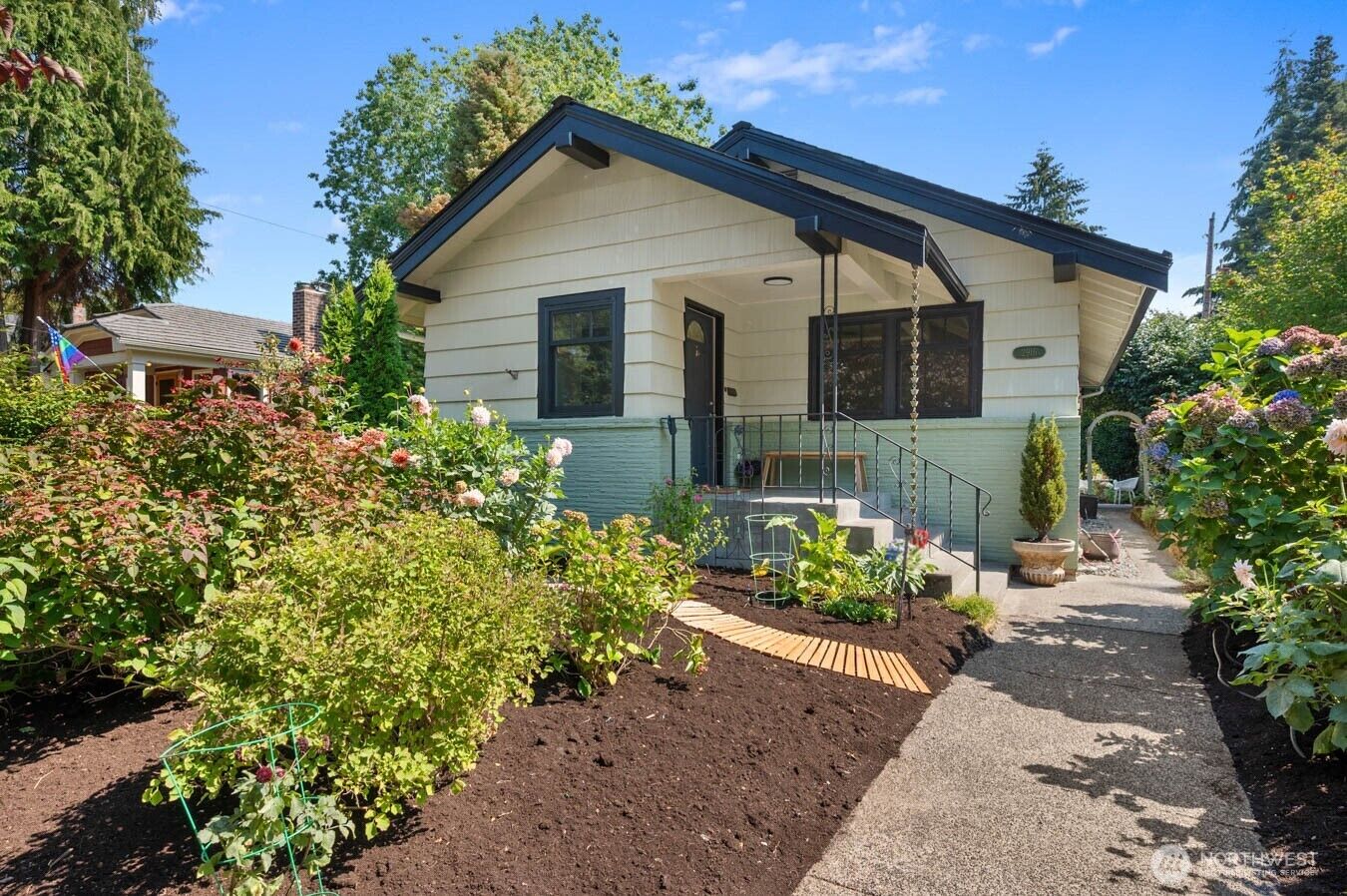 Property Photo:  2916  Walnut Avenue SW  WA 98116 