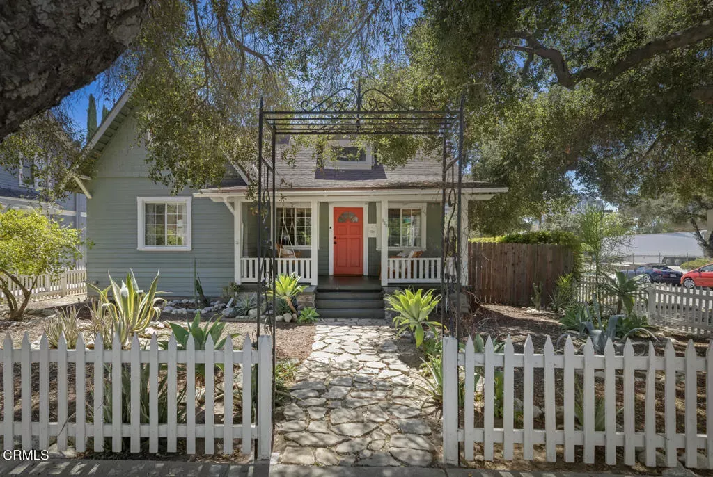 Property Photo:  956 E Villa Street  CA 91106 