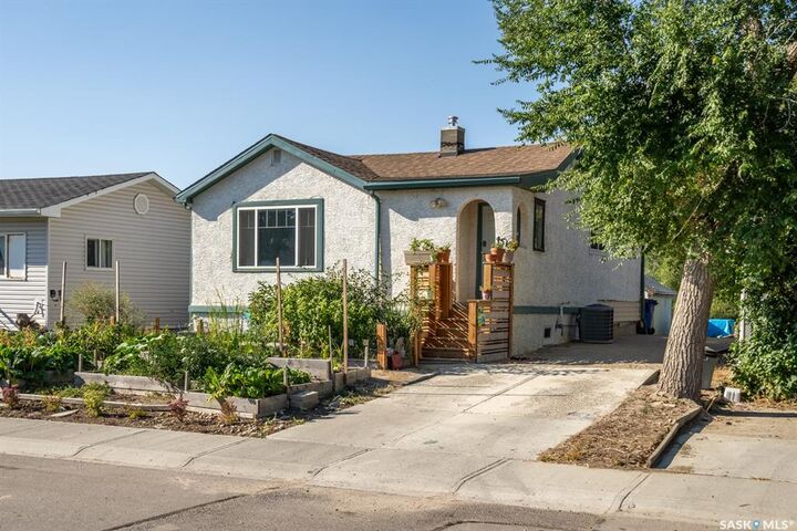 Property Photo:  4510 2nd Avenue N  SK S4R 0Y4 