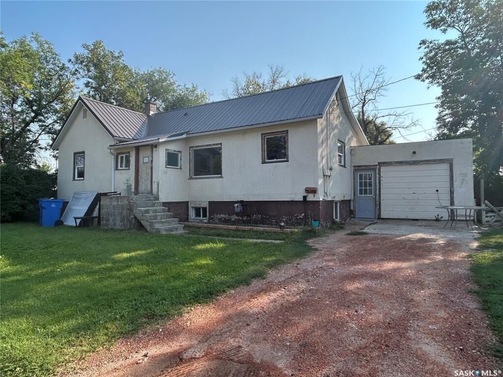 Property Photo:  738 Isabelle Street  SK S4A 1P9 