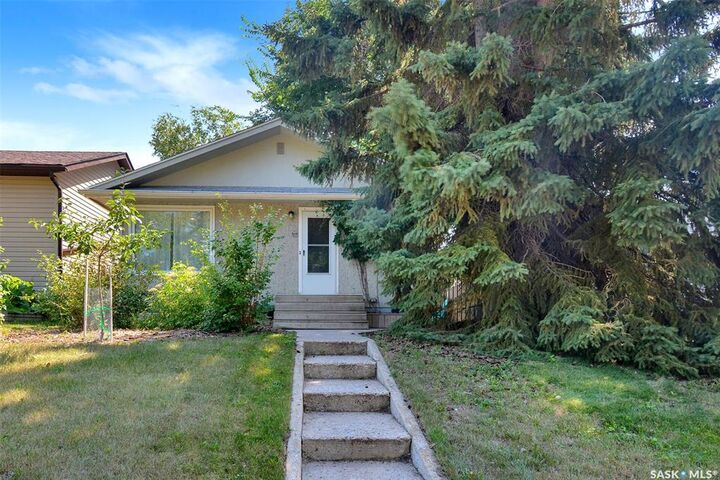 Property Photo:  816 4th Street E  SK S7H 1K4 