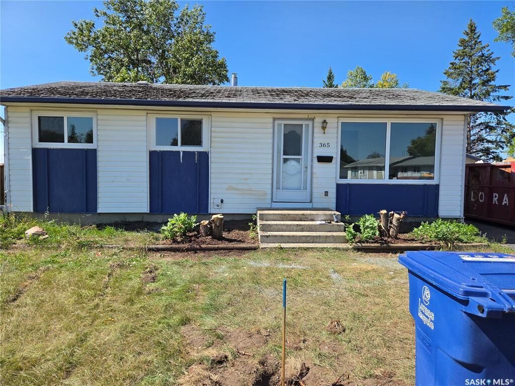 Property Photo:  365 3rd Ave Crescent  SK S0M 0E0 