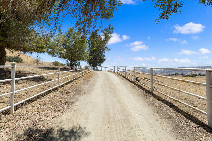 Property Photo:  29827 SW Avenue 176  CA 93257 