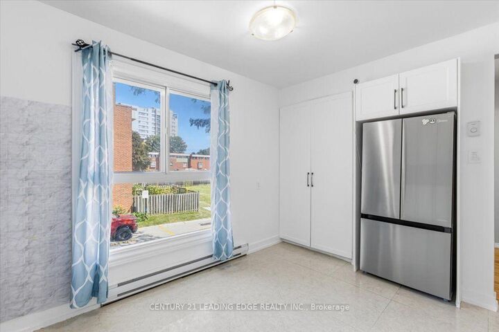 Property Photo:  28 Sebastian Cabot Way 43  ON M3N 2T3 