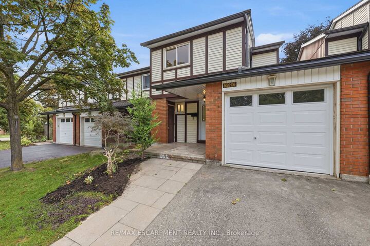 Property Photo: 5095 Pinedale Avenue 106 ON L7L 5K3