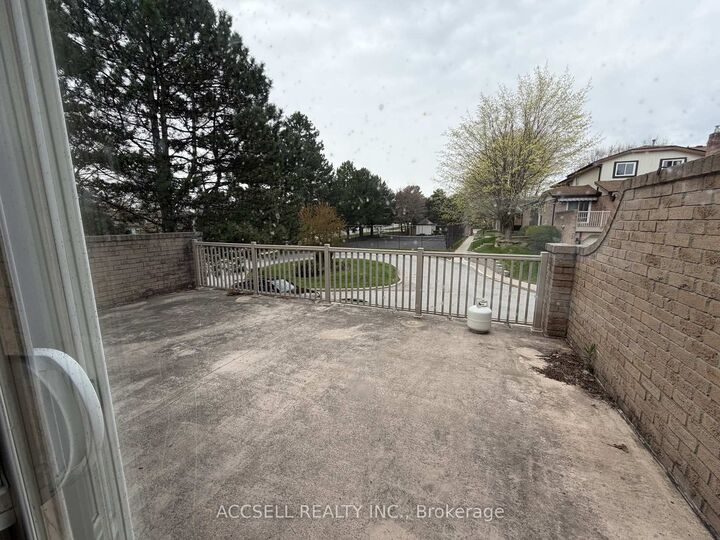 Property Photo: 1510 Upper Middle Road 4 ON L7P 4M5