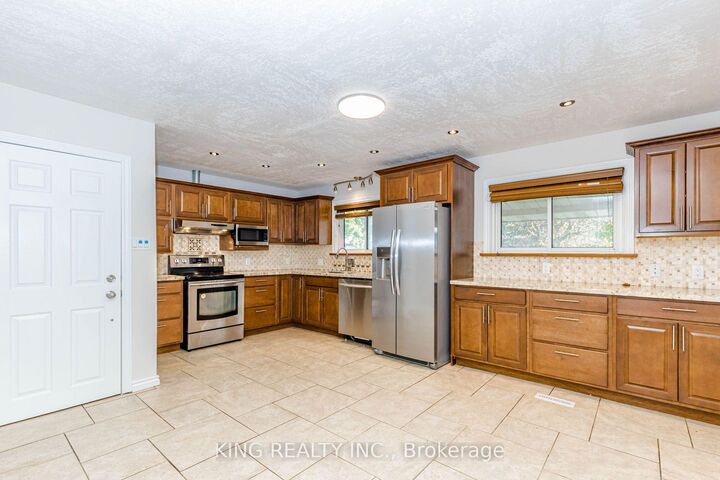 Property Photo:  392 Greenfield Avenue Upper  ON N2C 1E5 