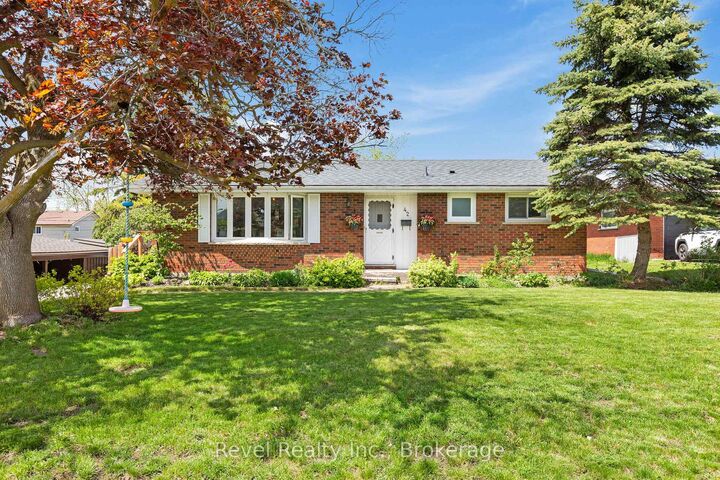 Property Photo:  42 Kawartha Drive  ON K9V 1A5 