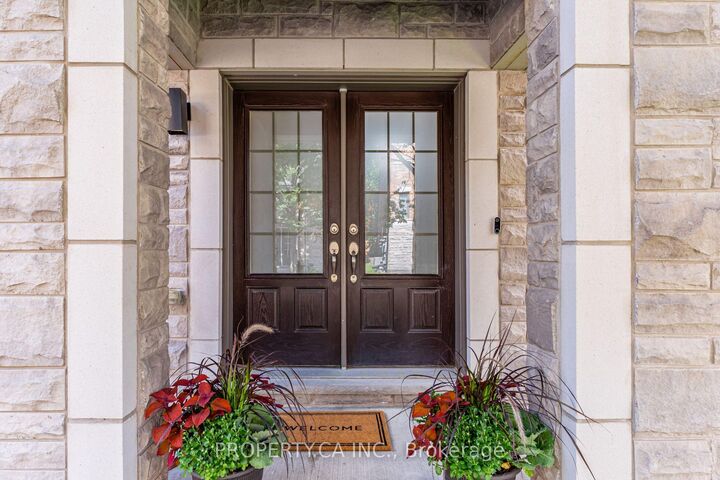 Property Photo: 1226 Azinger Lane ON L5E 0A7