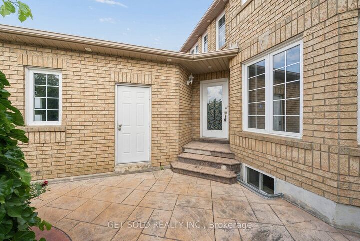 Property Photo: 57 Oaklea Boulevard ON L6Y 4W7