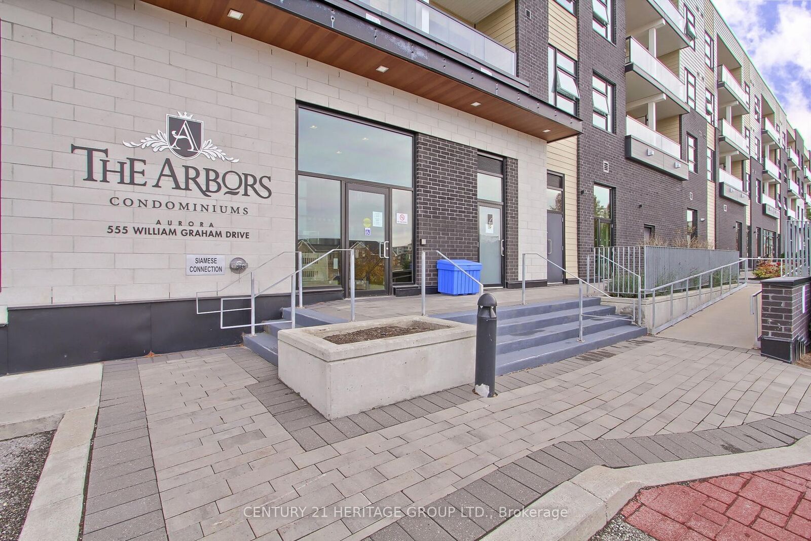 Property Photo:  555 William Graham Drive 250  ON L4G 7C4 