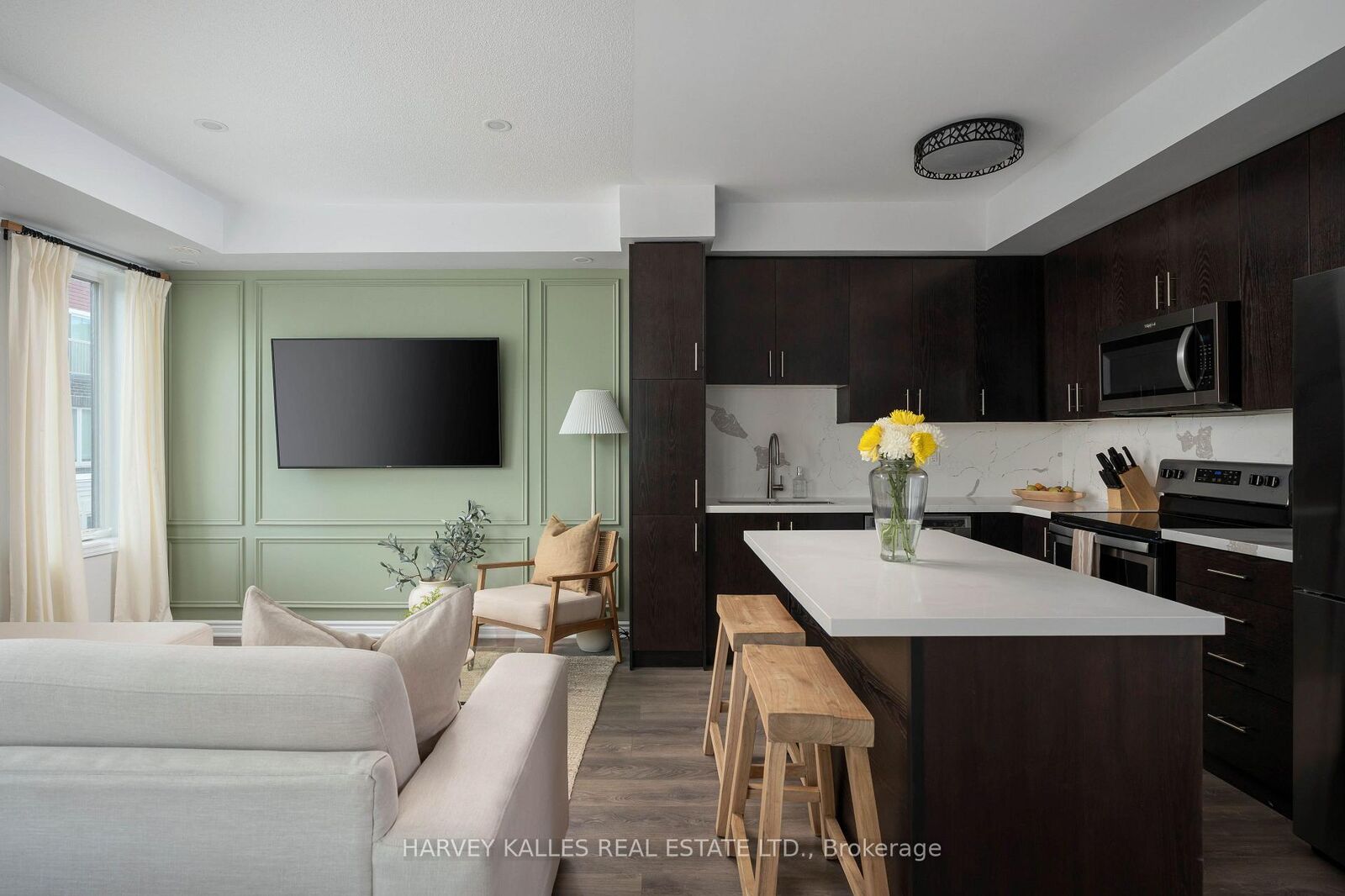 Property Photo: 85 Eastwood Park Gardens 35 ON M8W 0B9