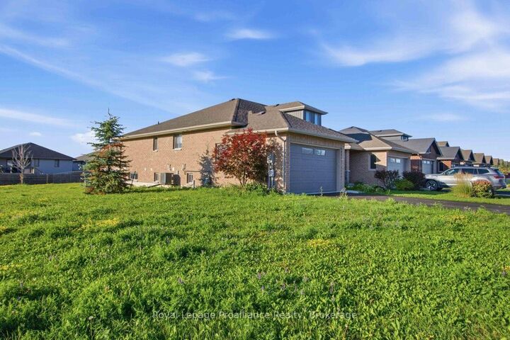 Property Photo: 49 Hillside Meadow Drive ON K8V 0J5