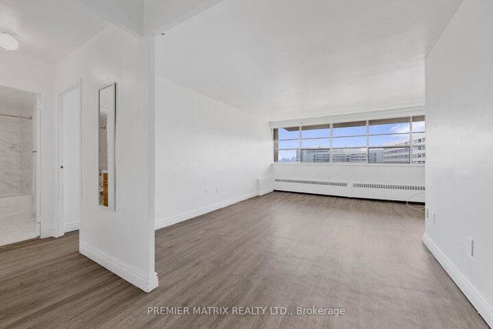 Property Photo:  65 Thorncliffe Park Drive 1807  ON M4H 1L2 