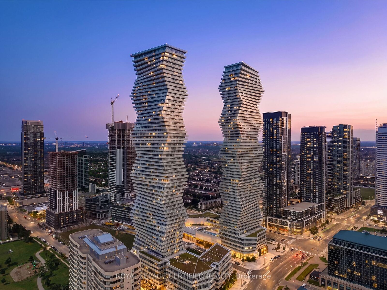 Property Photo:  3900 Confederation Parkway 5907  ON L5B 0M3 