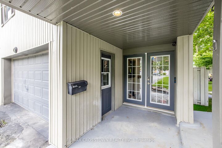Property Photo: 6 Ashdale Court ON L4M 5B5