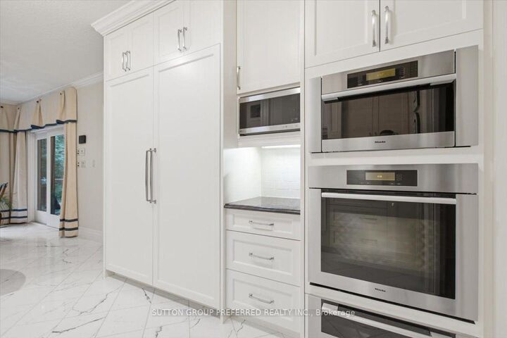 Property Photo: 725 Eagletrace Drive 63 ON N6G 0J7