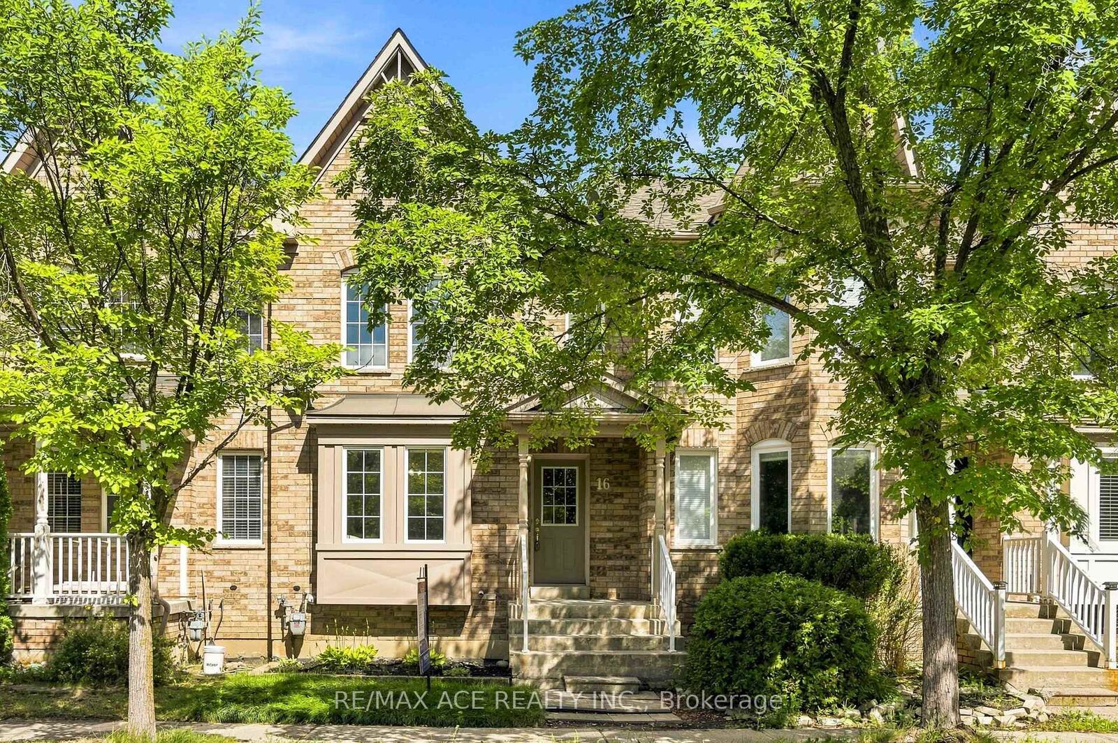Property Photo: 16 White's Hill Avenue ON L6B 1C1