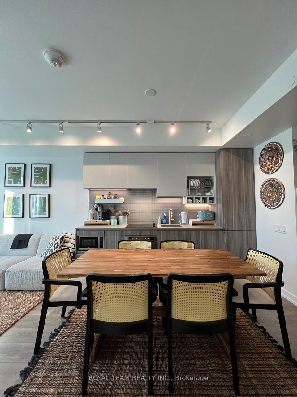 Property Photo:  898 Portage Parkway 6001  ON L4K 0J1 
