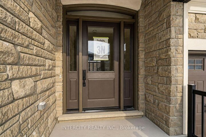 Property Photo: 8 Heart Lake Circle ON L7B 0T1