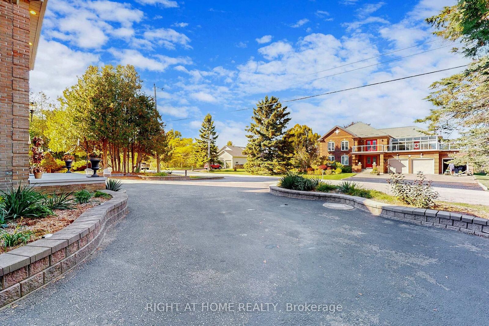 Property Photo: 26 Ontoro Boulevard ON L1Z 1X6