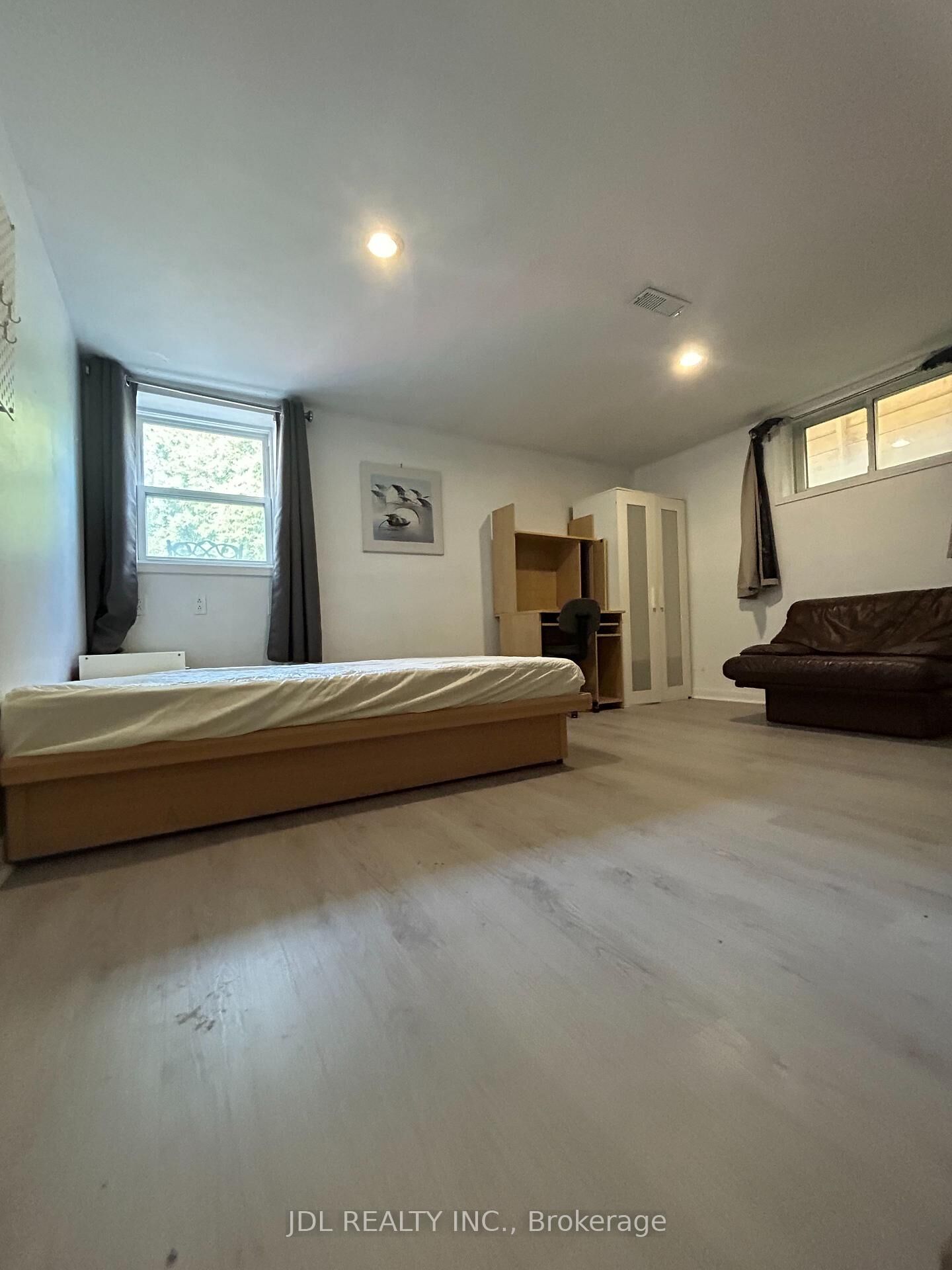 Property Photo:  186 Wilfred Ave Avenue Renovated Master Bedroom  ON M2N 5C9 