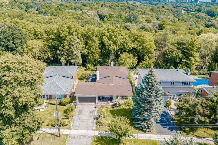 Property Photo: 85 Snowcrest Avenue ON M2K 2K9