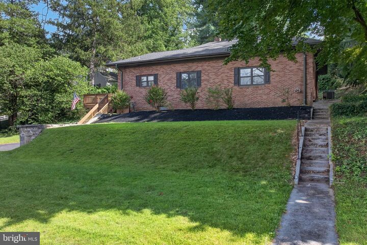 Property Photo: 914 Somerset Lane PA 17403
