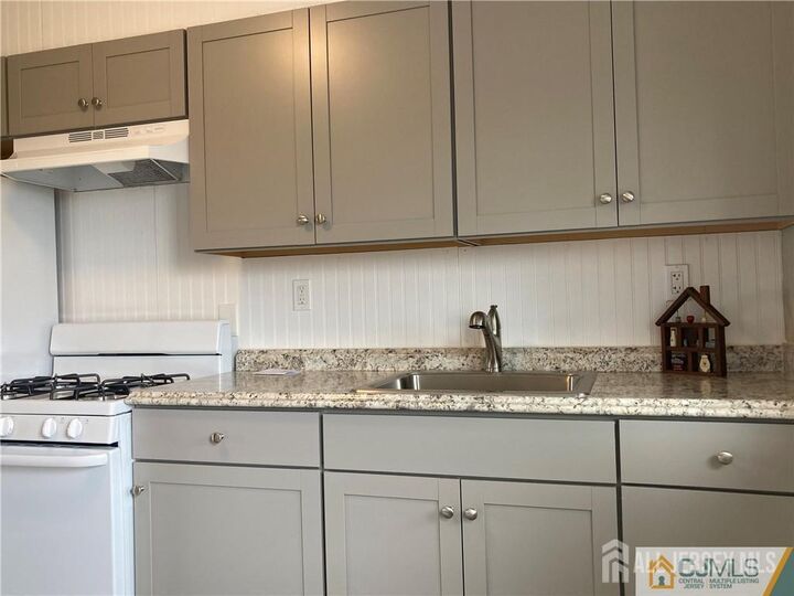 Property Photo:  250 Penn Avenue 4B  NJ 08817 