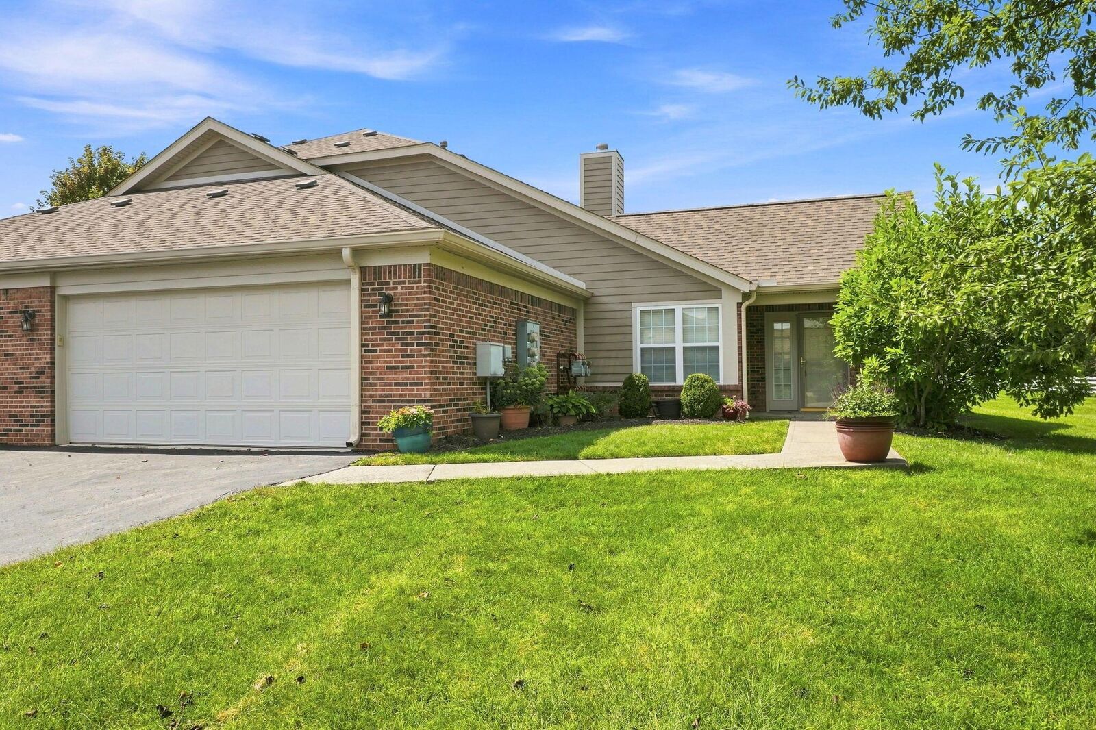 Property Photo: 2264 Bainter Avenue OH 43123