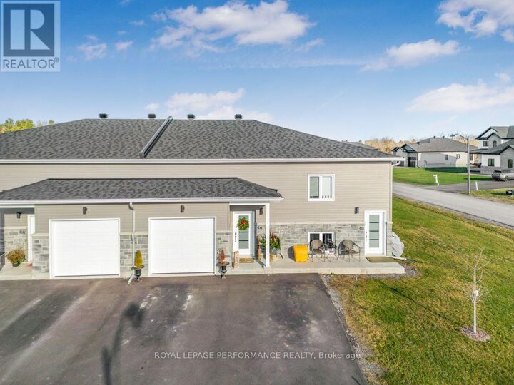 4 Maxime Court B — photo 1