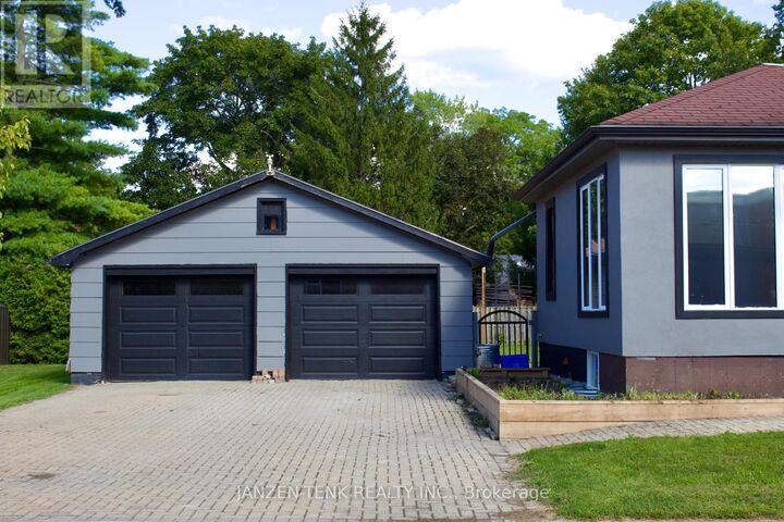 Property Photo: 15 St Andrew Street ON N5H 2M9