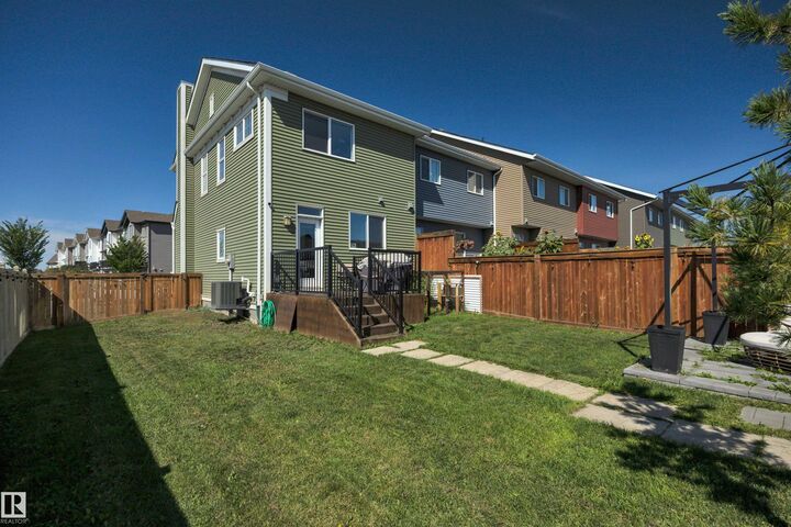 Property Photo:  2605 Maple Way NW  AB T6T 2K1 