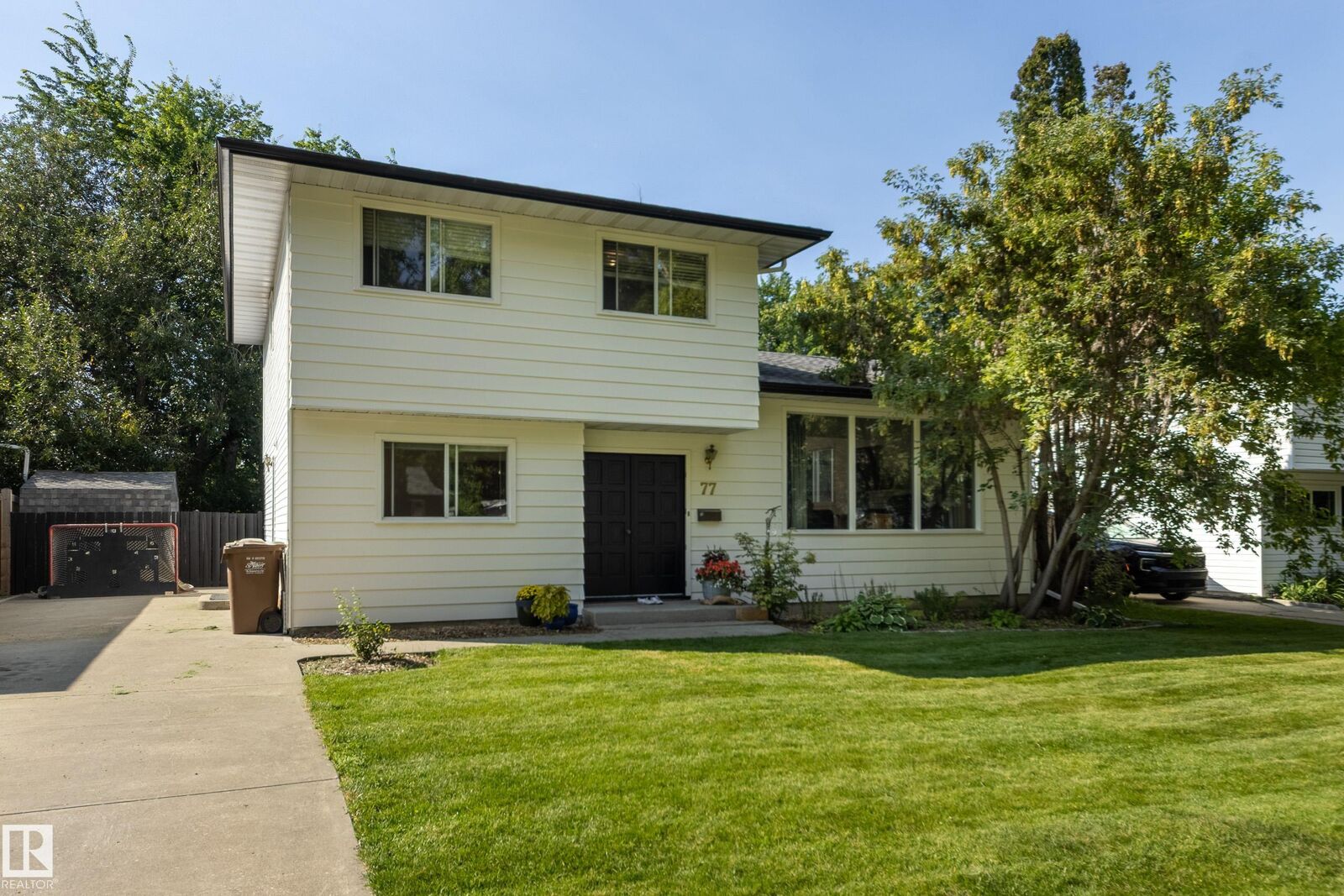 Property Photo: 77 Beacon Crescent AB T8N 0A4
