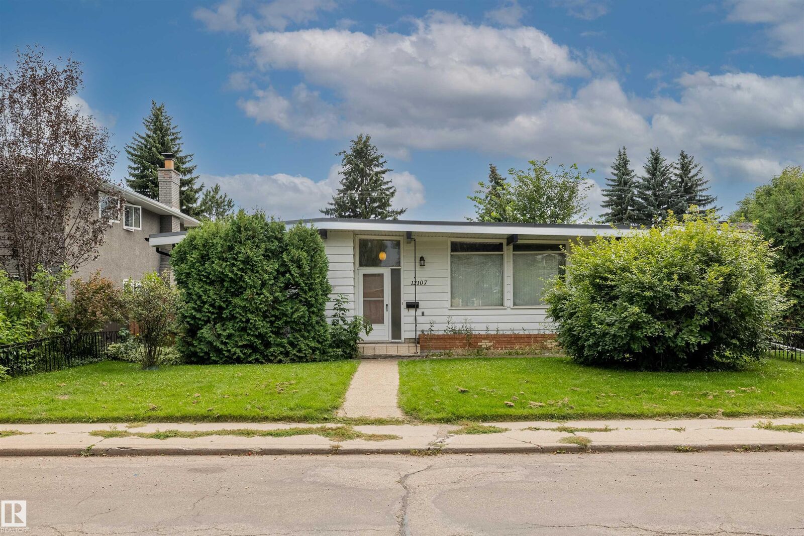Property Photo:  12107 40 Avenue NW  AB T6J 0S4 