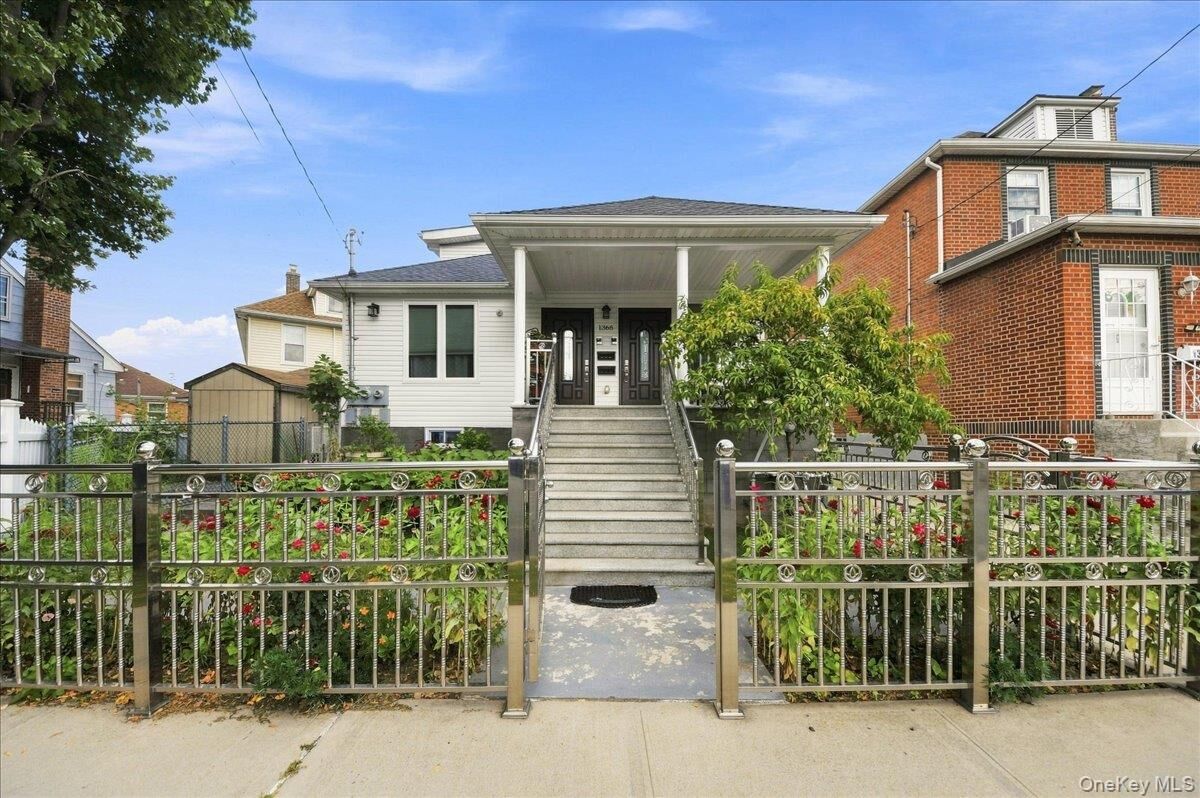 Property Photo:  1366 Siegfried Place  NY 10465 