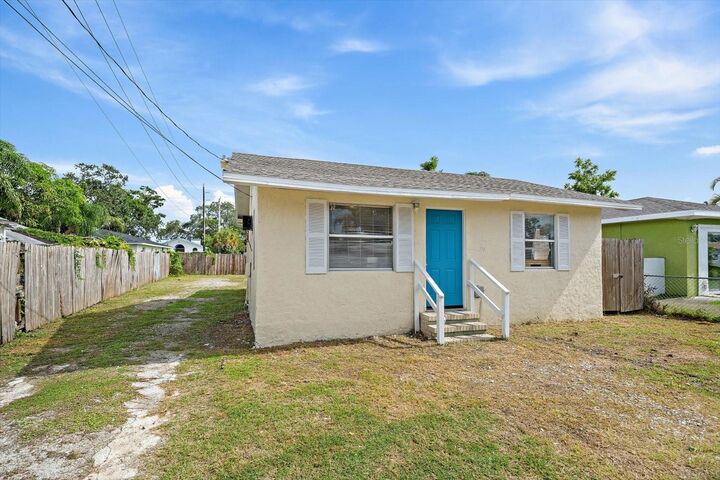 Property Photo: 516 29th Street E FL 34221