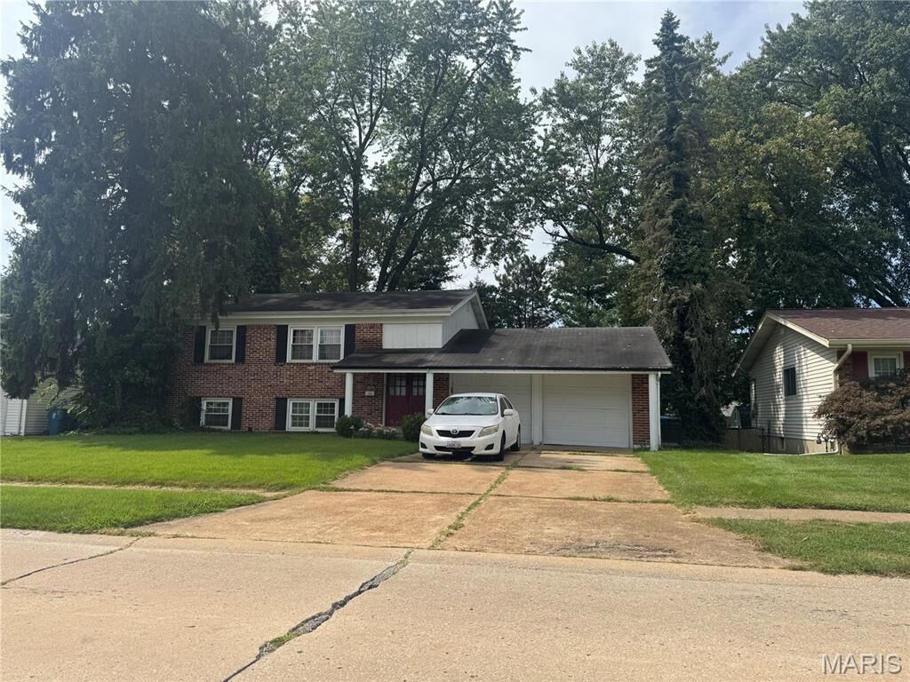 Property Photo:  554 Coach Light Lane  MO 63042 