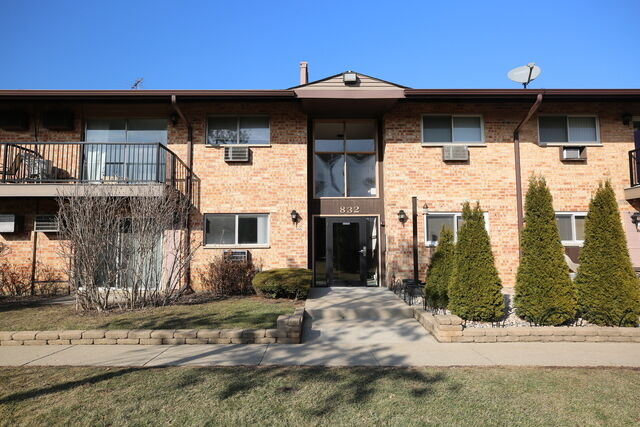 Property Photo: 832 E Old Willow Road 103 IL 60070