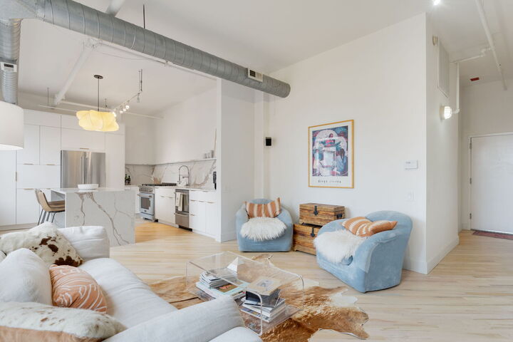 Property Photo: 226 N Clinton Street 711 IL 60661