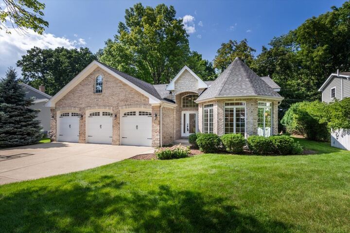 Property Photo: 1009 Douglas Avenue IL 60540